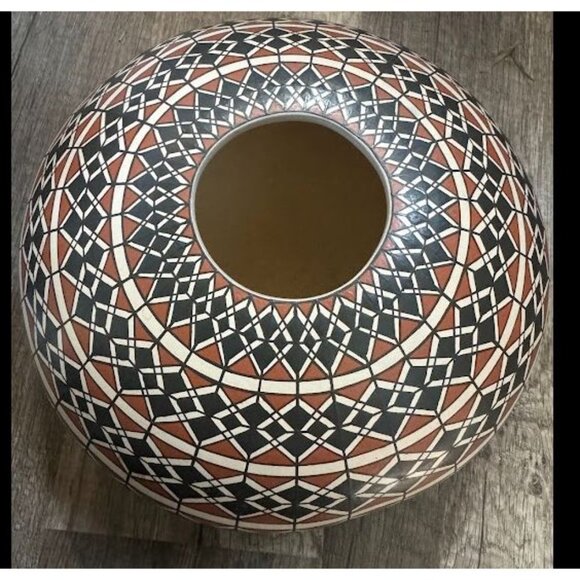 Handcrafted Acoma Pueblo Pottery Vase By Juana Ledezma Veloz Mata Ortiz pottery - Picture 4 of 9